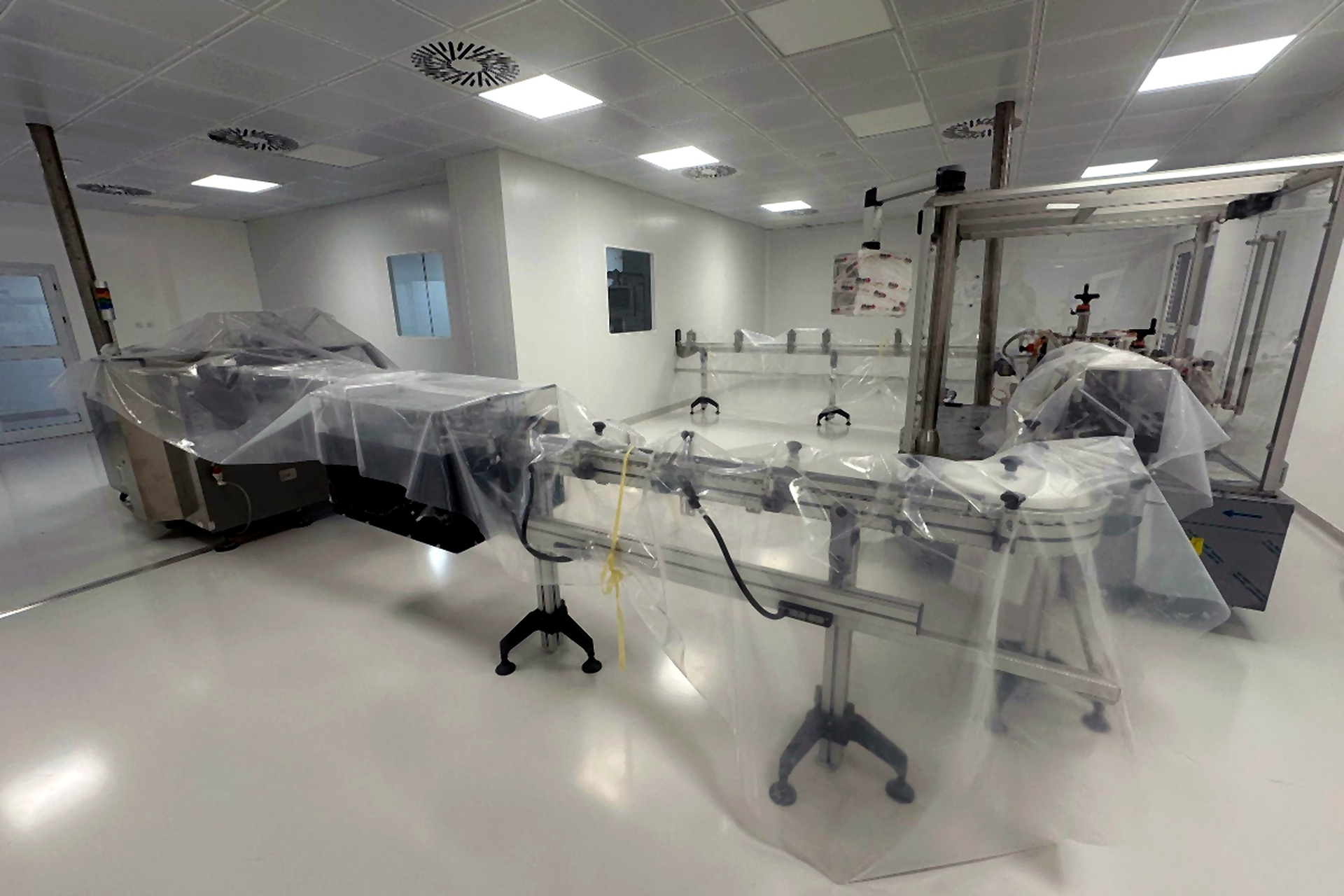 Cleanroom facility gallery image 6